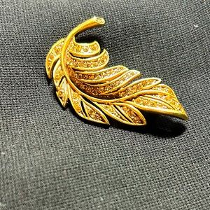 VTG Gold Tone Metal Glittery Leaf Brooch. Elegant style.